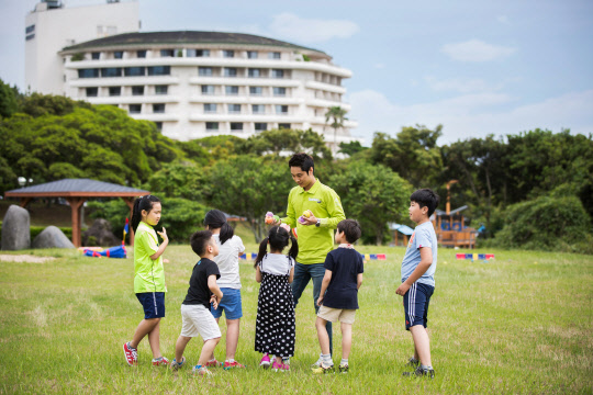하얏트 리젠시 제주가 '캠프 하얏트' 프로그램을 운영한다고 12일 밝혔다. 제주의 아름다운 자연을 즐길 수 있는 갖가지 실내 및 야외 체험 활동을 포함하고 있다. 특히, 어린이들에게 창의력을 키울 수 있는 기회가 될 것으로 보인다. 또한 온 가족이 제주 여행을 만끽할 수 있도록 구성돼있어 가족 중심 여행에 적합하다. 하얏트 리젠시 제주 제공